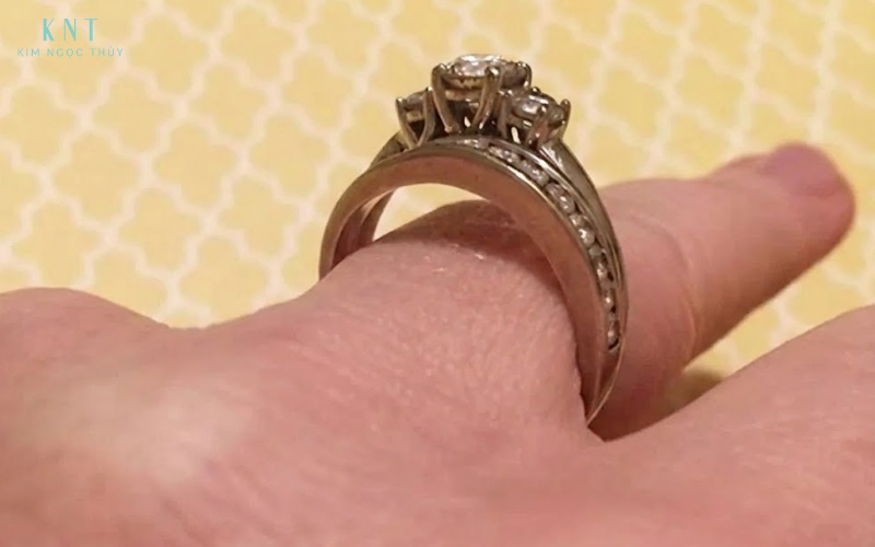 Nhẫn bị rộng không ôm sát ngón tay, dễ trượt ra khi hoạt động mạnh