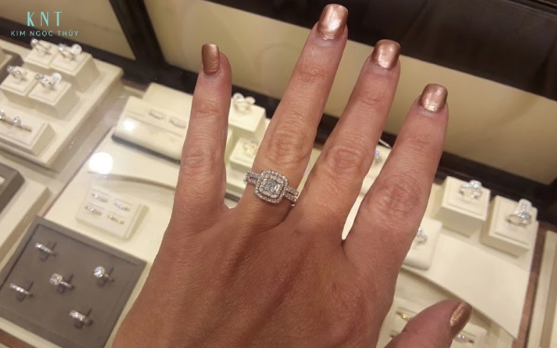 Nhẫn có bản nhẫn dày và thiết kế đính đá quanh thân, nên thường tạo cảm giác chật hơn nhẫn trơn cùng size