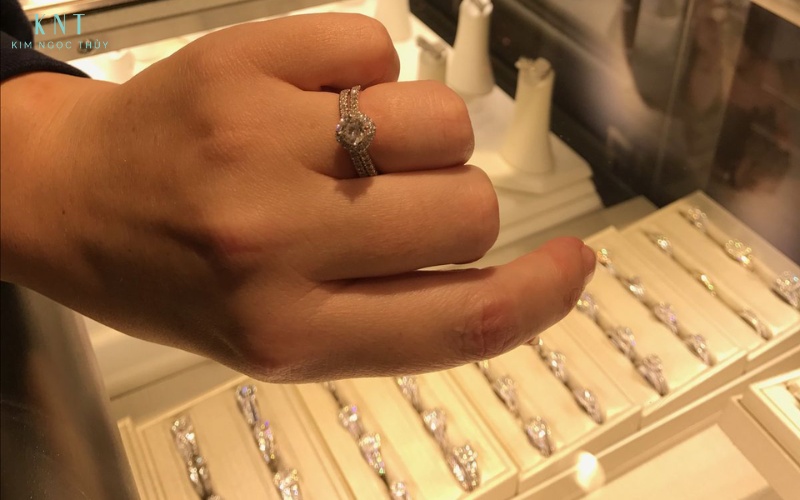 Thử nhẫn tại tiệm trước khi mua giúp hạn chế tình trạng nhẫn cầu hôn bị chật hoặc rộng