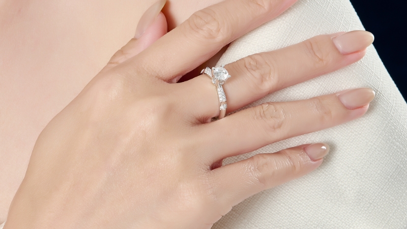 Nhẫn cầu hôn là biểu tượng cho tình yêu bền vững