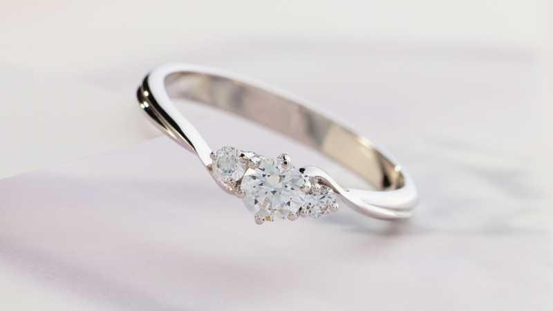 Nhẫn cầu hôn thường mang lại cảm giác trân quý và thiêng liêng