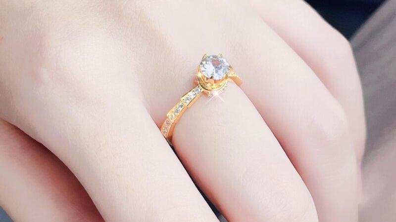 Khi chọn kim loại cho nhẫn cầu hôn, vàng 18K là lựa chọn phổ biến