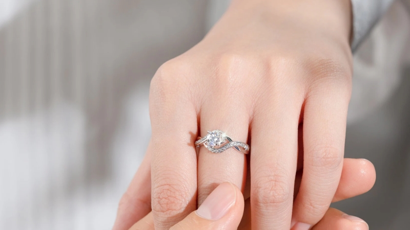 Kim cương là loại đá rất cứng, bền và mang lại độ lấp lánh nổi bật cho chiếc nhẫn