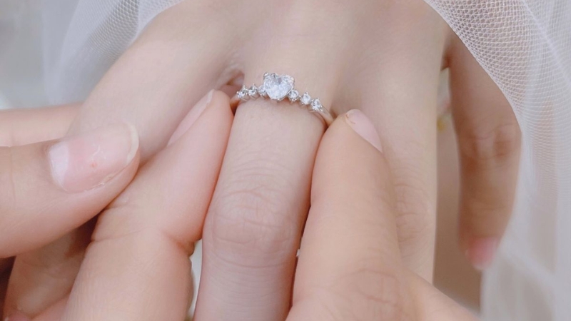 Da trắng hồng thường hợp với gần như mọi màu kim loại