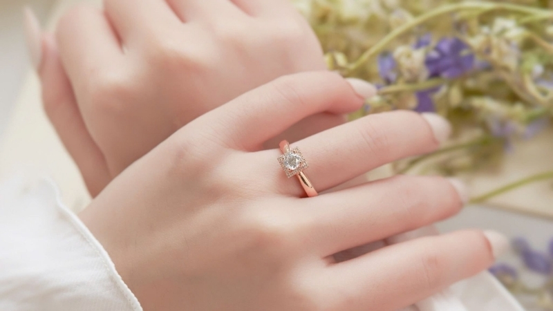 Nhẫn cầu hôn là chiếc nhẫn mà chàng trai dùng để bày tỏ mong muốn cầu hôn