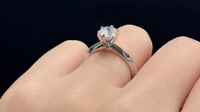 Tại Việt Nam, nhẫn đính hôn thường gắn với lễ đính hôn