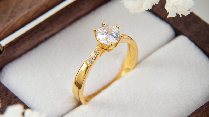 Nhẫn cầu hôn vàng vàng là loại nhẫn làm từ vàng hợp kim