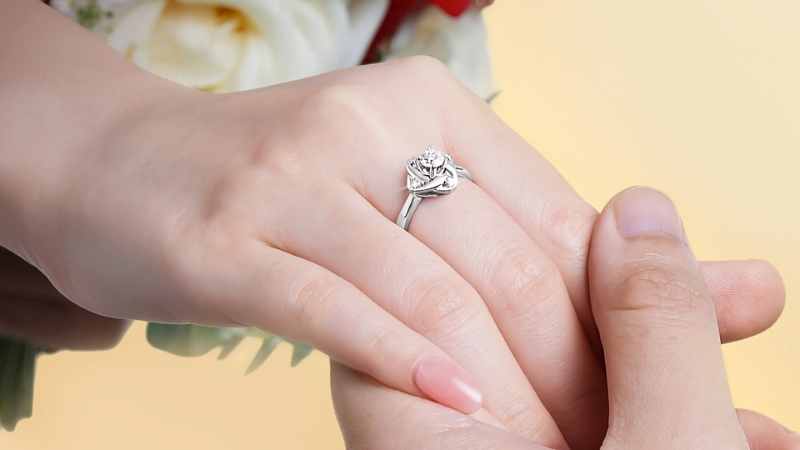 Da trắng rất hợp với nhẫn được làm từ bạch kim