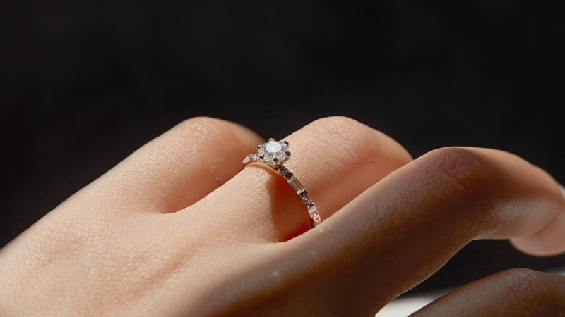 Nếu bạn làm công sở thì vàng trắng và vàng vàng đều phù hợp