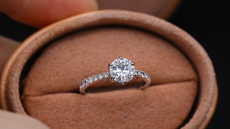 Hiện nay các thiết kế đơn giản như Solitaire, Pave, Halo,... rất được mọi người ưa chuộng