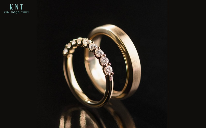 Cặp nhẫn cưới vàng 1 - 2 chỉ cân đối giữa thẩm mỹ, độ bền và chi phí