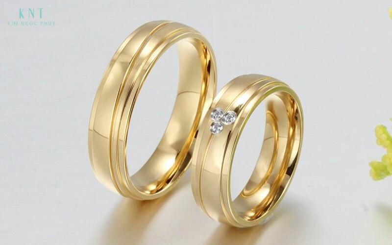 Cặp nhẫn 2 chỉ bản dày chắc tay, phù hợp với người yêu phong cách rõ nét và giá trị tích lũy