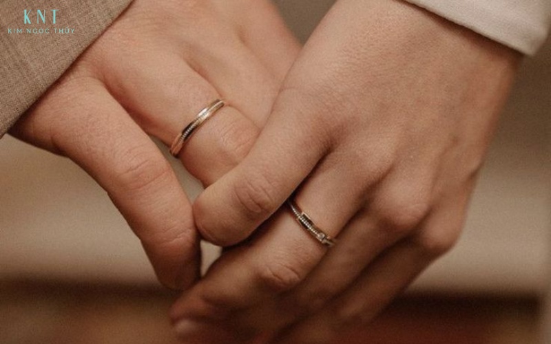 Khi chọn nhẫn cưới, bạn không nên quyết định theo cảm tính mà cần quan sát dáng bàn tay