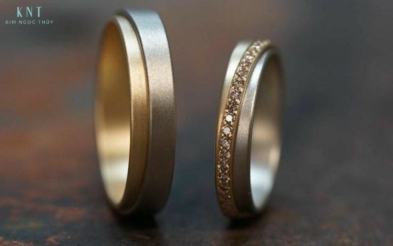 Cặp nhẫn phối màu và đính đá khoảng 1,2 - 1,5 chỉ cân bằng giữa độ đẹp, độ bền và chi phí hợp lý cho đa số cặp đôi