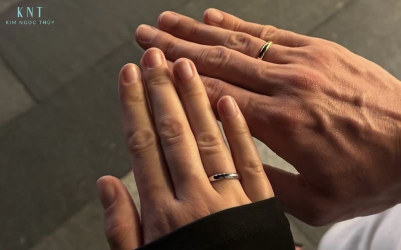 Cặp nhẫn dày vừa phải, thiết kế ôm tay đeo thoải mái và bền lâu