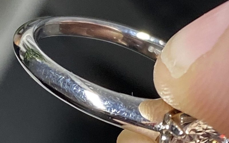 Nhẫn cưới bị xước trong quá trình sinh hoạt