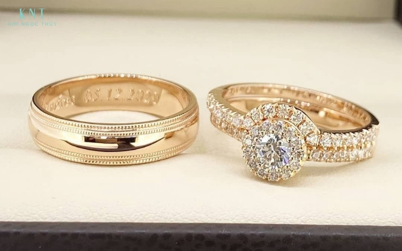 Cặp nhẫn cưới hiện đại có thể khác biệt về thiết kế nhưng vẫn hài hòa trong chất liệu và ý nghĩa gắn kết