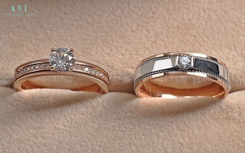 Cặp nhẫn cưới thể hiện sự đồng điệu trong thiết kế và chất liệu