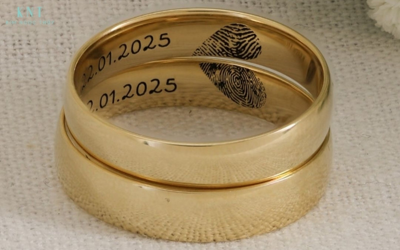 Cặp nhẫn cưới khắc vân tay và ngày kỷ niệm là biểu tượng cá nhân hóa đầy ý nghĩa