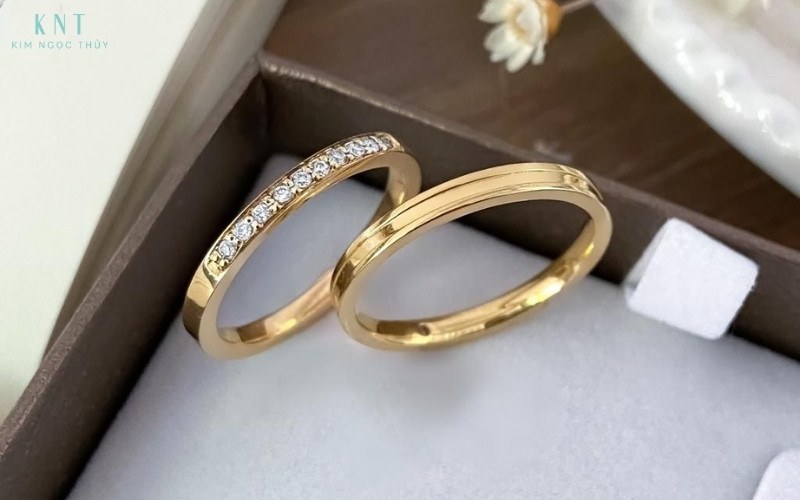 Cặp nhẫn cưới tối giản với thiết kế tinh tế, dễ đeo hằng ngày mà vẫn giữ trọn ý nghĩa gắn kết