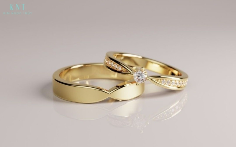 Cặp nhẫn cưới sử dụng đá quý đa dạng giúp thể hiện cá tính riêng mà vẫn giữ sự hài hòa trong tổng thể