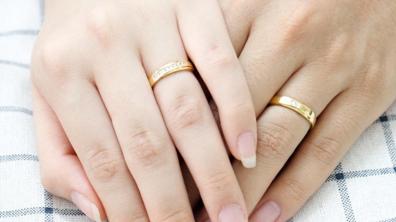 Cặp đôi đeo nhẫn ngón áp út tay trái để tiện cho sinh hoạt hằng ngày