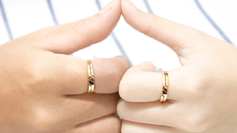 Ở một số cộng đồng Do Thái, nhẫn cưới có thể được đeo ở ngón trỏ