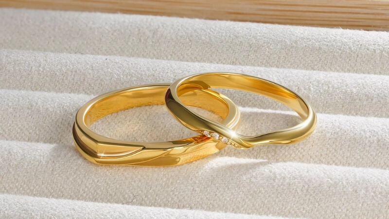 Nhẫn cưới vàng 18K với đường nét uốn lượn mềm mại