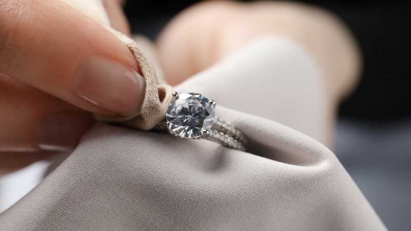 Sau khi vệ sinh, bạn nên dùng khăn mềm để lau khô nhẫn