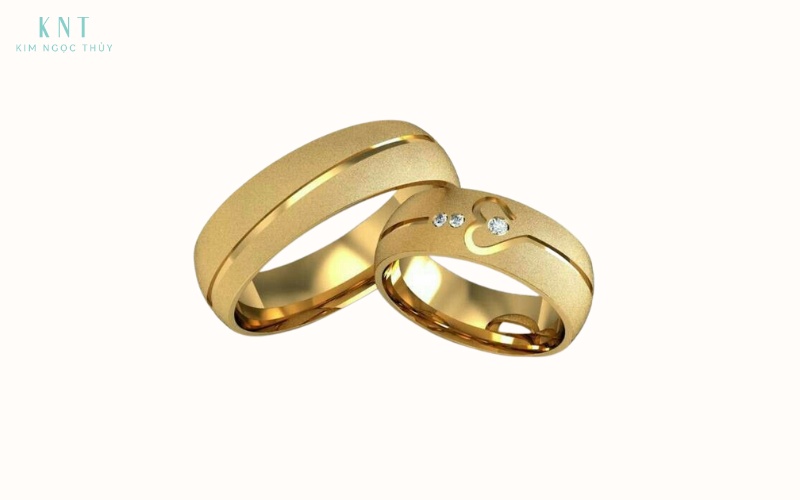 Nhẫn cưới vàng 14K là lựa chọn phổ biến nhờ độ bền cao và thiết kế dễ đeo hằng ngày