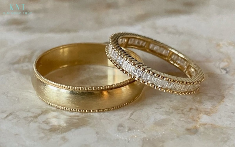 Màu vàng nhẹ nhàng và thiết kế tinh tế giúp nhẫn 10K dễ phối với trang phục hiện đại