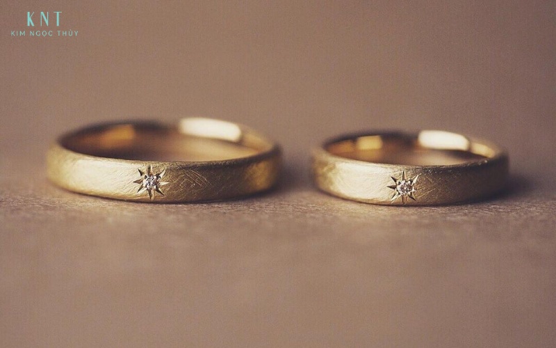 Thiết kế nhẫn trơn giúp hai bạn thoải mái đeo mỗi ngày