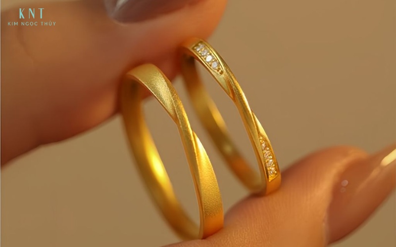 Nhẫn cưới vàng 18K thiết kế tinh xảo, phù hợp đeo hằng ngày nhờ độ bền cao