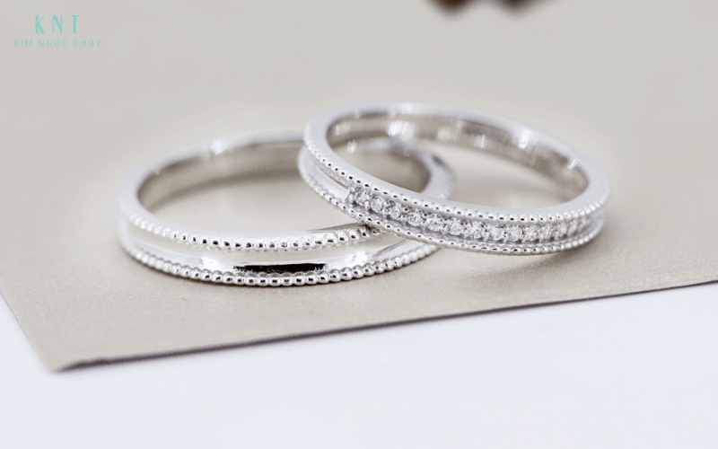 Nhẫn cưới bạch kim Pt950 biểu tượng của sự tinh khiết và bền vững, kết hợp giữa vẻ đẹp lấp lánh và thiết kế thanh lịch.