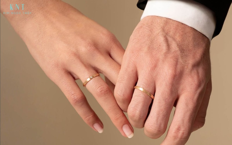 Nhẫn cưới vàng lựa chọn hài hòa giữa ngân sách và phong cách truyền thống, tôn vẻ ấm áp và tự nhiên trên tay người đeo