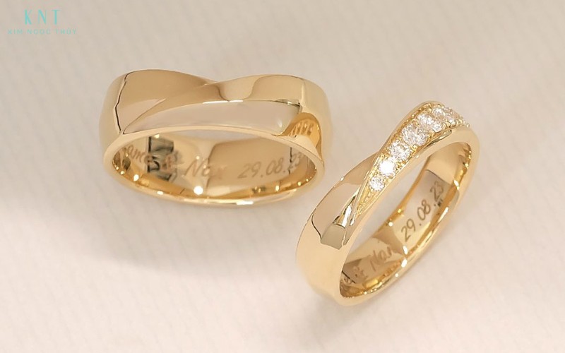 Nhẫn cưới khắc laser lưu giữ dấu ấn cá nhân với độ chính xác cao, bền đẹp theo thời gian