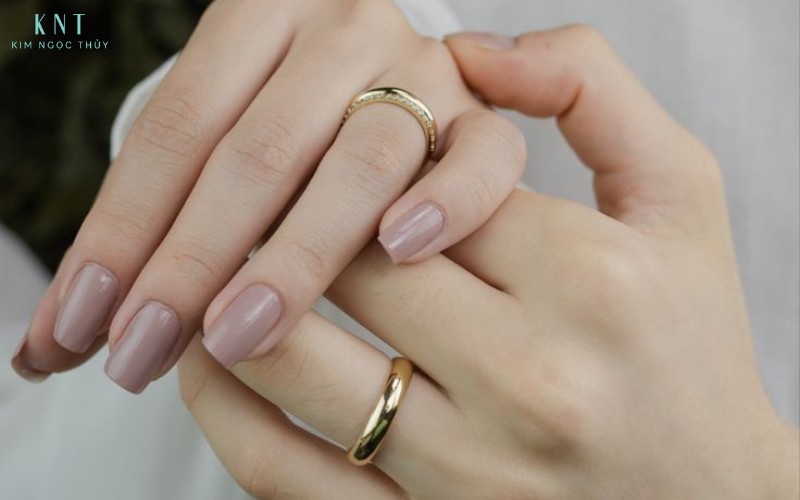 Với những công việc phải dùng tay nhiều, bạn nên ưu tiên nhẫn trơn vàng 14K để nhẫn bền hơn