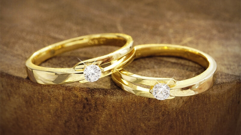 Nhẫn cưới có thiết kế hình tròn khép kín tượng trưng cho một tình yêu vững bền