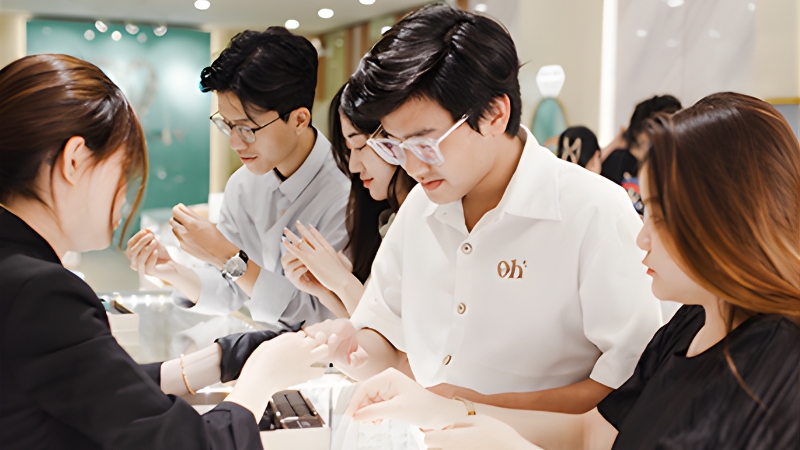 Nhiều cặp đôi trẻ lựa chọn cùng nhau chia sẻ chi phí mua nhẫn cưới