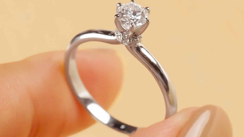 Nhẫn đính hôn (engagement ring) là chiếc nhẫn được dùng trong lời cầu hôn