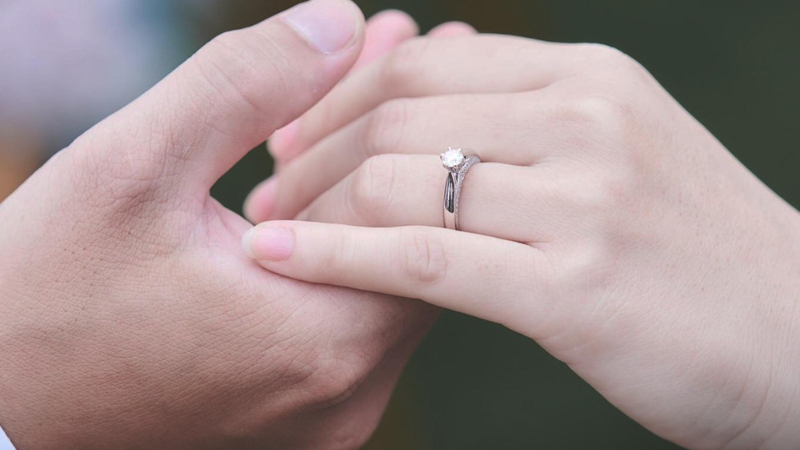Nhẫn đính hôn là vật chứng cho câu nói “Em muốn cưới anh không?”