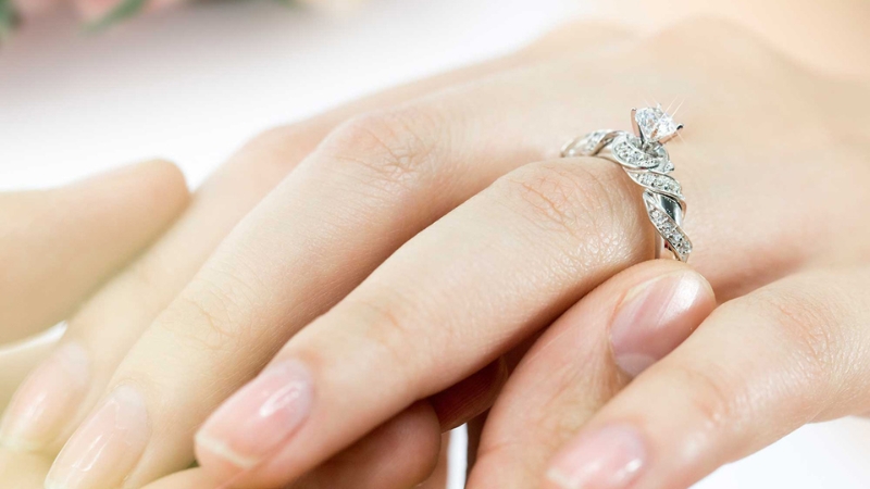 Bạn hãy chọn chất liệu và loại đá phù hợp với gu của nàng