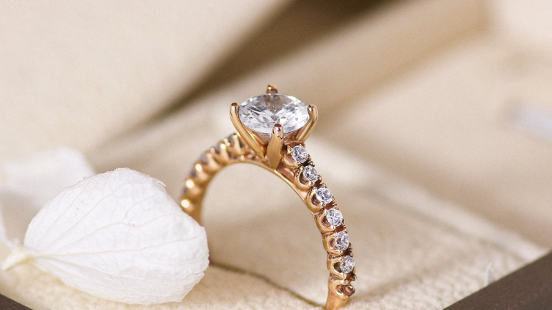 Để bảo quản bạn hãy để nhẫn trong hộp nhung