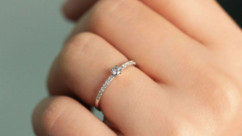Nhẫn đính ước là loại nhẫn tượng trưng cho lời hứa và sự cam kết
