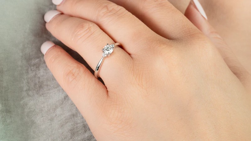 Bạn có thể đeo nhẫn đính ước tại ngón áp út bàn tay trái