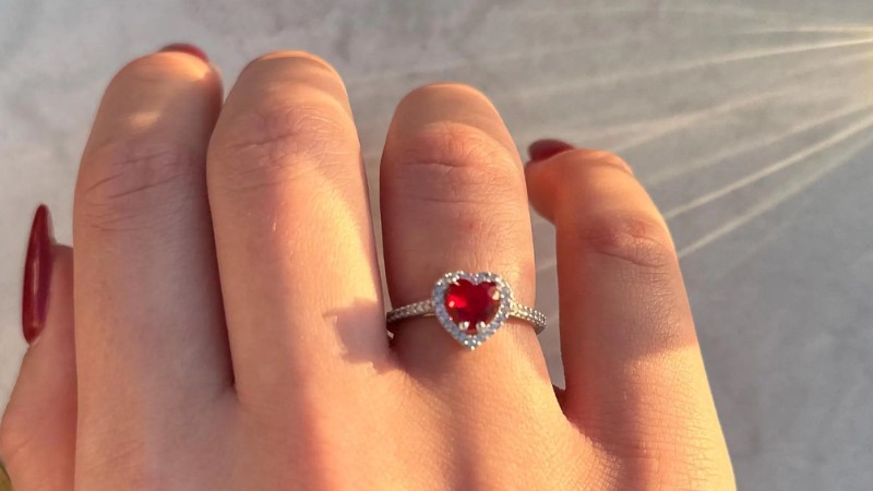 Nhẫn đính đá là một trong những lựa chọn được yêu thích 