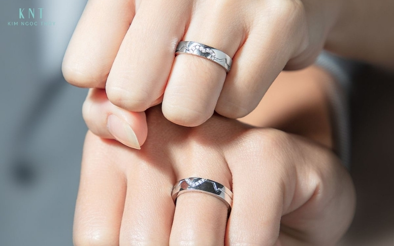 Nhẫn đôi thường có thiết kế đồng bộ về phong cách và hoạ tiết