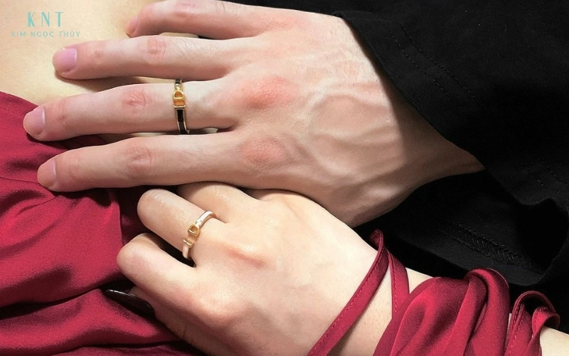 Kiểu dáng nhẫn đôi nên đơn giản, đồng bộ và vừa vặn để cả hai luôn thoải mái khi đeo