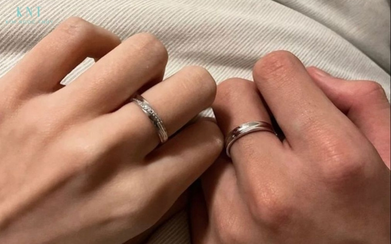 Nhẫn đôi thường được đeo ở ngón giữa để thể hiện sự gắn kết của cặp đôi