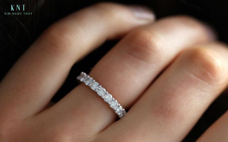 Nhẫn Eternity tượng trưng cho tình yêu bền lâu và những kỷ niệm được gắn kết không ngừng theo thời gian